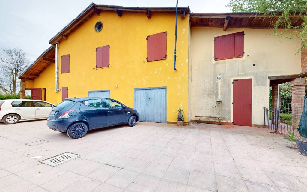 casa indipendente in vendita a Cento in zona Molino Albergati