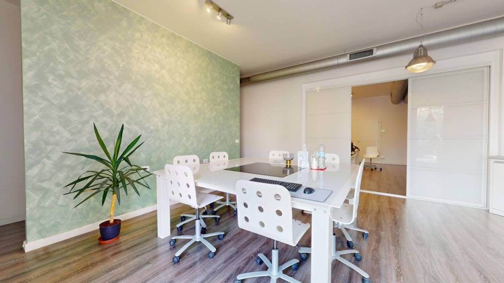 negozio in vendita a Cento in zona XII Morelli