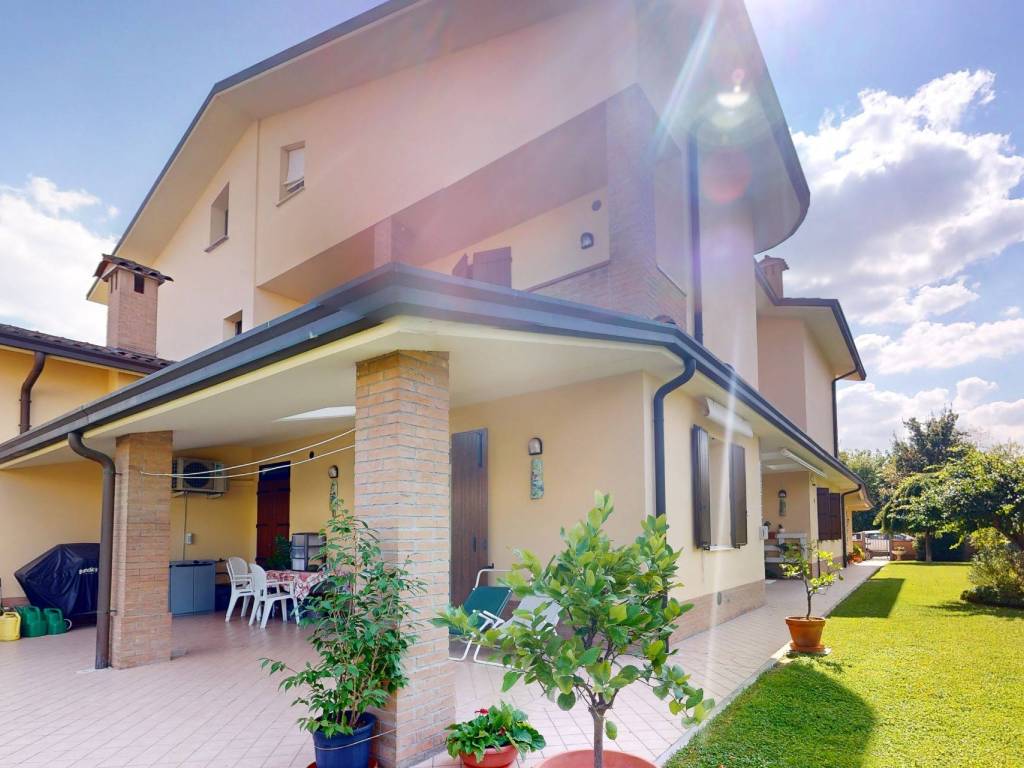 casa indipendente in vendita a Cento in zona Renazzo