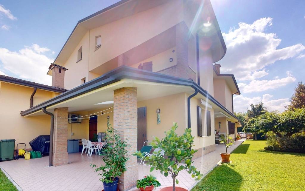 casa indipendente in vendita a Cento in zona Renazzo