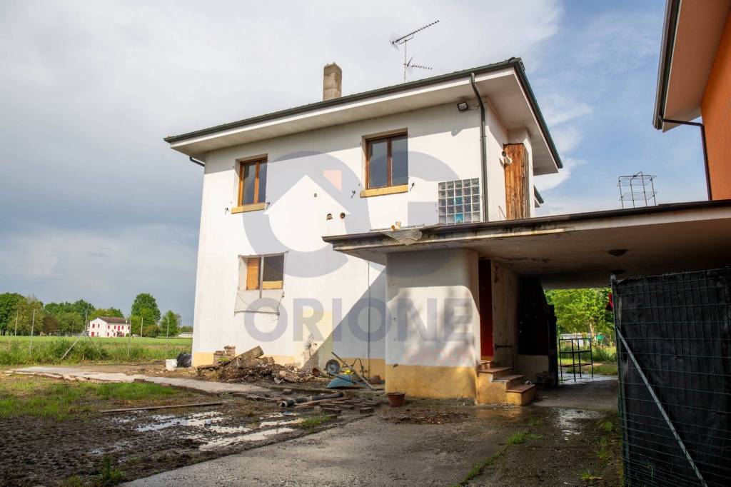 casa indipendente in vendita a Cento in zona Renazzo