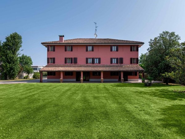 casa indipendente in vendita a Cento