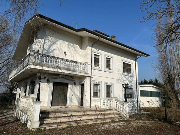 casa indipendente in vendita a Cento