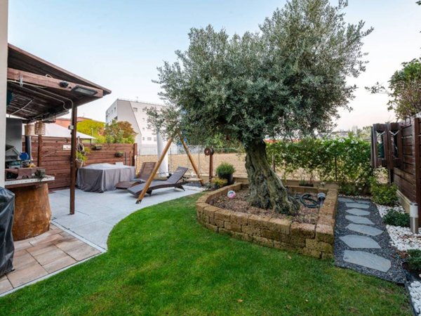 casa indipendente in vendita a Cento