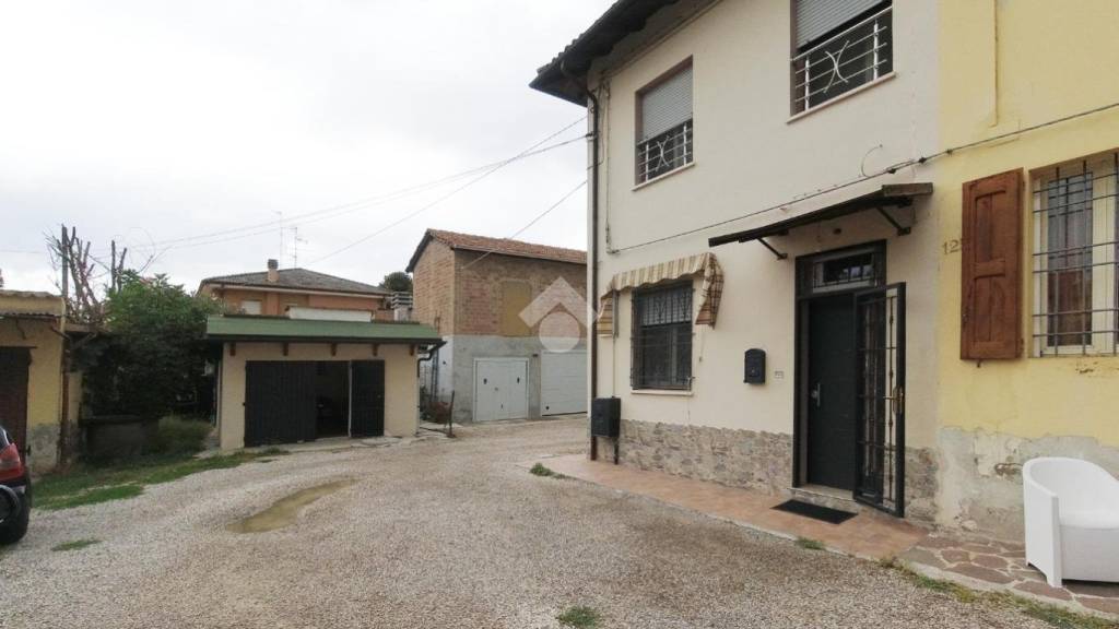 casa indipendente in vendita a Cento