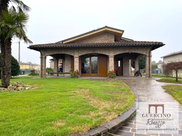 casa indipendente in vendita a Cento in zona Casumaro