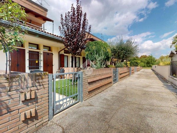 casa indipendente in vendita a Cento