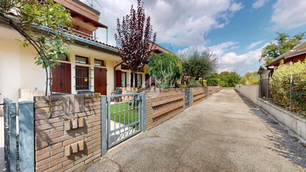 casa indipendente in vendita a Cento