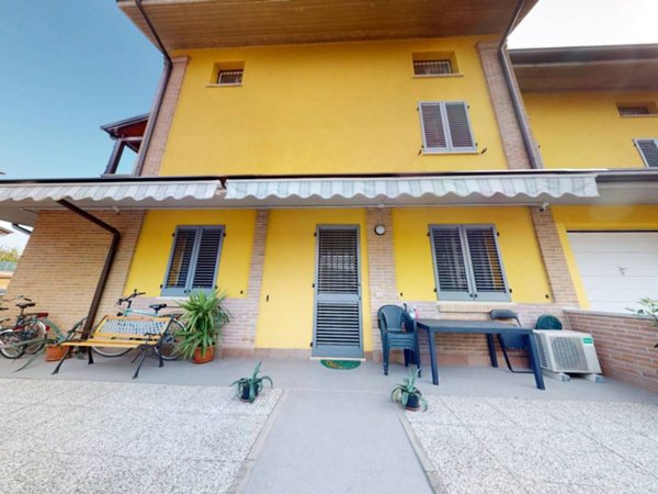 casa indipendente in vendita a Cento