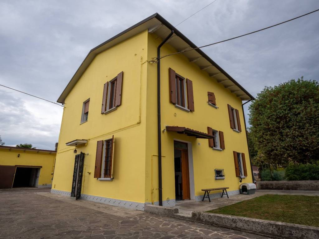 casa indipendente in vendita a Cento