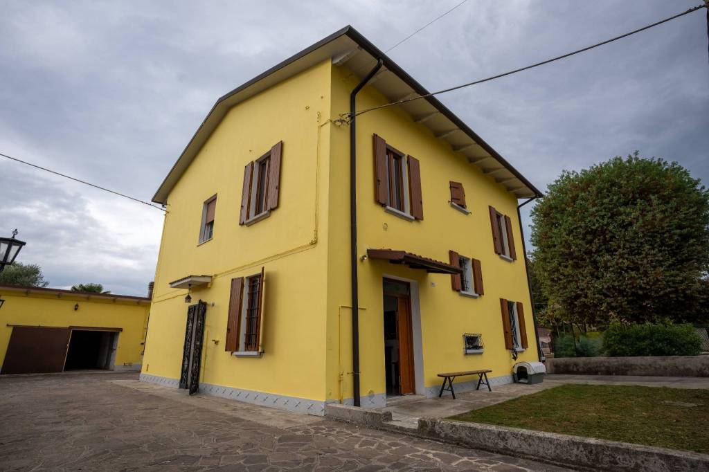 casa indipendente in vendita a Cento in zona Alberone
