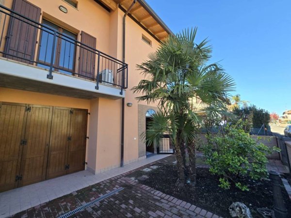 casa indipendente in vendita a Cento in zona Renazzo