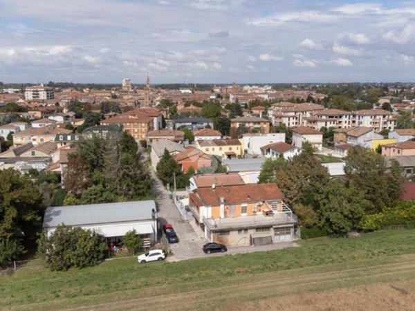casa indipendente in vendita a Cento