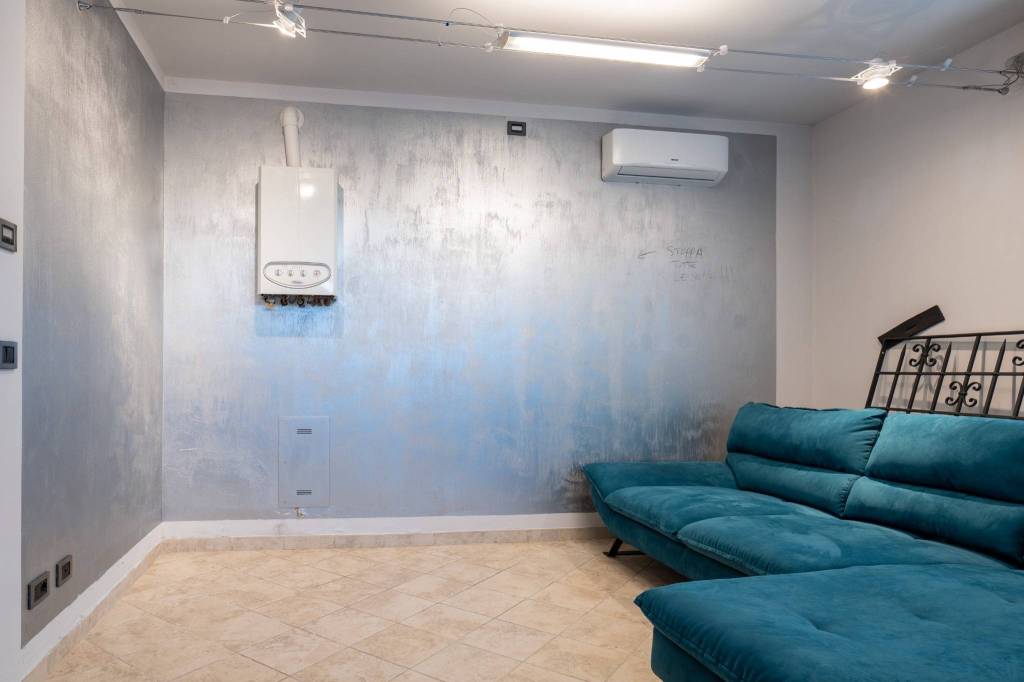 negozio in vendita a Cento in zona Renazzo