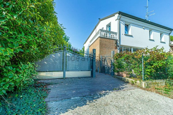 casa indipendente in vendita a Cento in zona Buonacompra