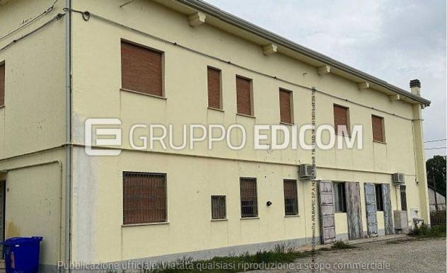locale commerciale in vendita a Cento in zona Casumaro