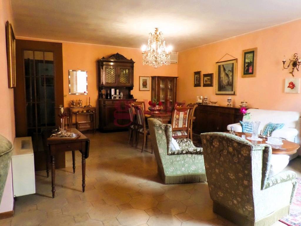 casa indipendente in vendita a Cento