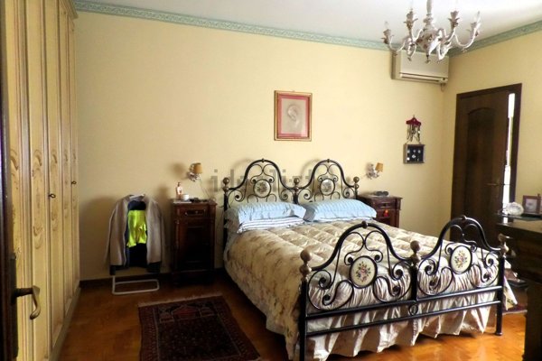 casa indipendente in vendita a Cento