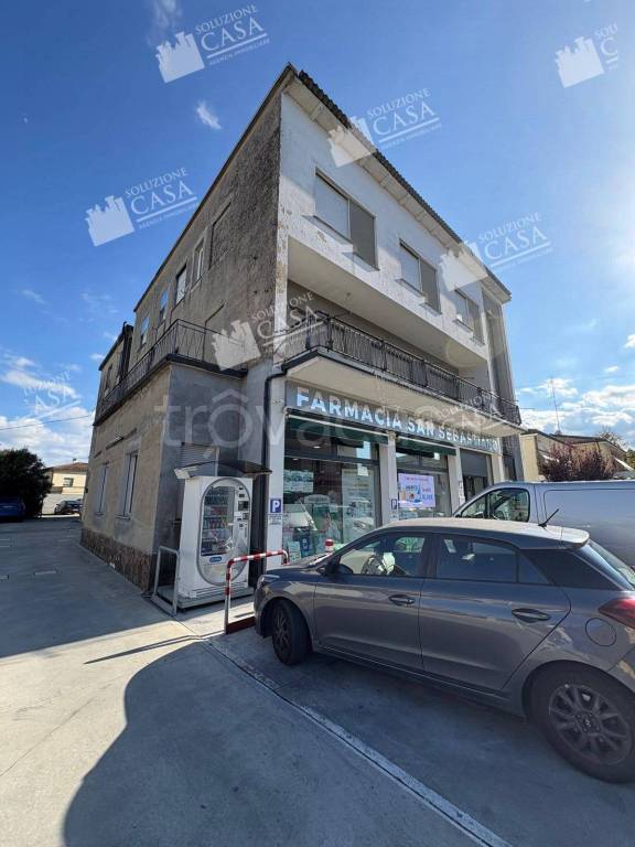 negozio in vendita a Cento