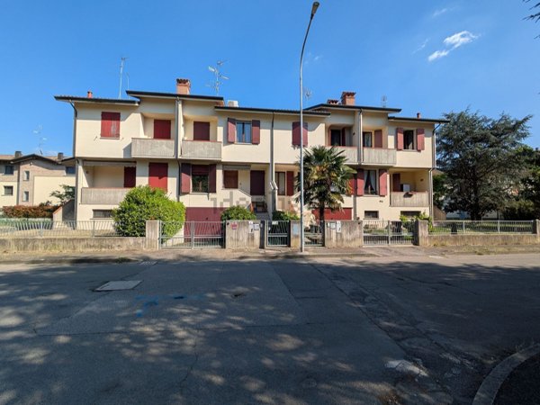 casa indipendente in vendita a Cento