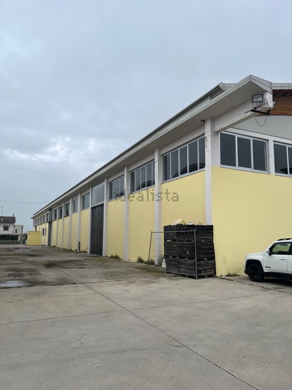 capannone in vendita a Cento in zona XII Morelli