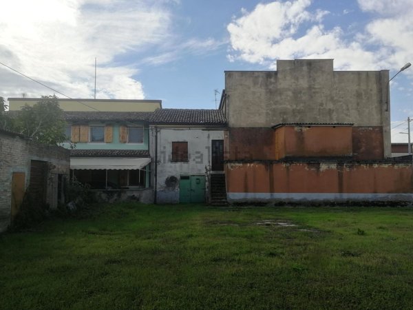 appartamento in vendita a Cento in zona XII Morelli