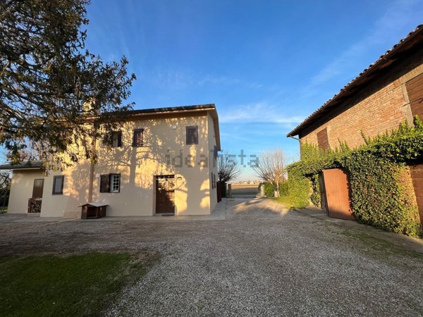 casa indipendente in vendita a Cento