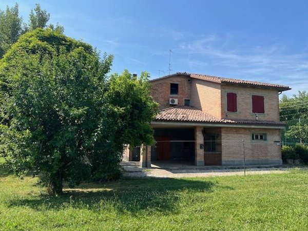 casa indipendente in vendita a Cento