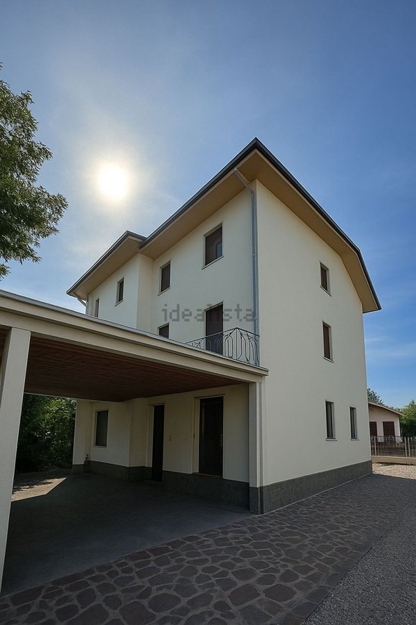 casa indipendente in vendita a Cento in zona Renazzo