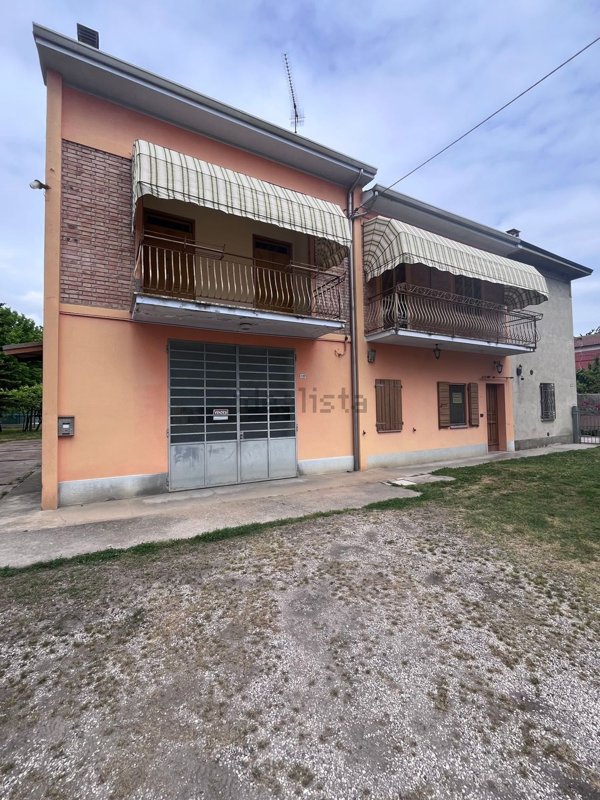 casa indipendente in vendita a Cento in zona Casumaro