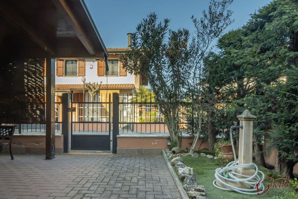 casa indipendente in vendita a Cento in zona Renazzo