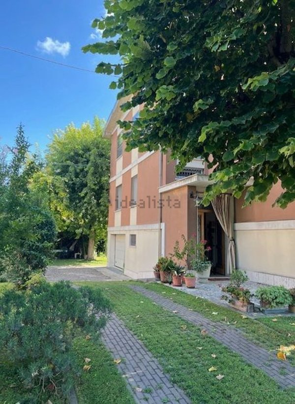 casa indipendente in vendita a Cento