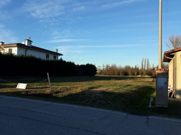 terreno edificabile in vendita a Cento in zona Casumaro