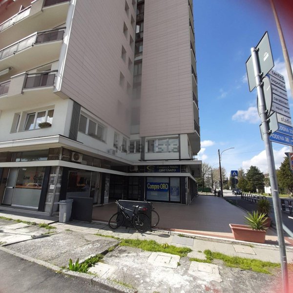 locale commerciale in vendita a Cento