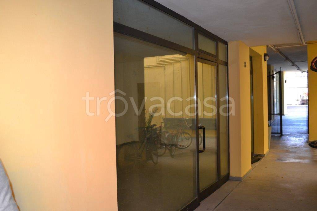 negozio in vendita a Cento