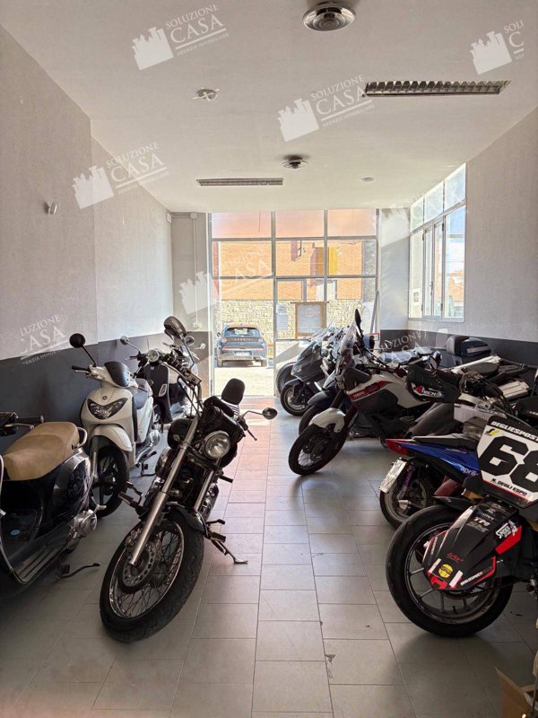 locale commerciale in vendita a Cento in zona Renazzo