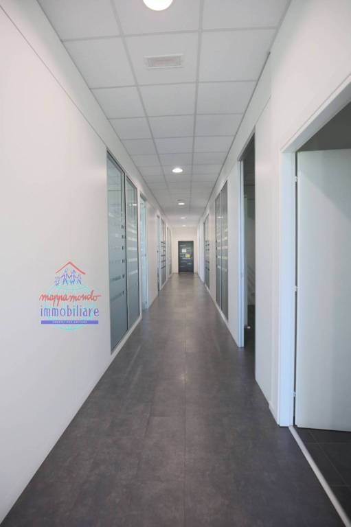 locale commerciale in vendita a Cento