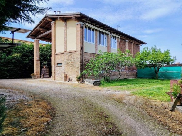 casa indipendente in vendita a Cento in zona Corporeno