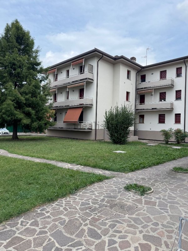 appartamento in vendita a Cento in zona XII Morelli