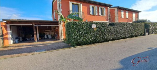 casa indipendente in vendita a Cento