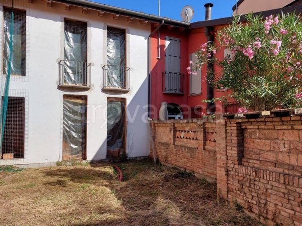 casa indipendente in vendita a Cento
