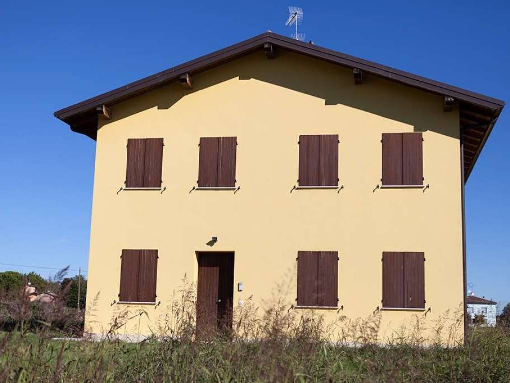 casa indipendente in vendita a Cento