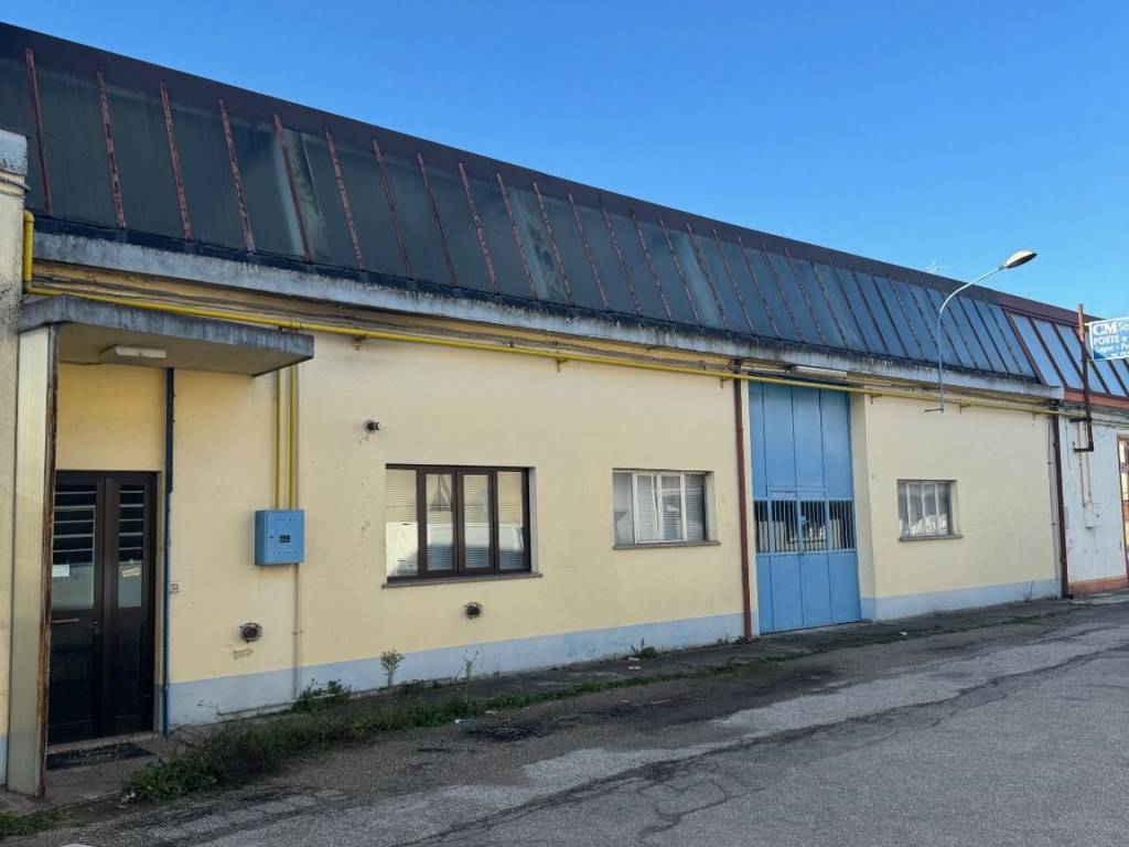 locale commerciale in vendita a Cento in zona Corporeno