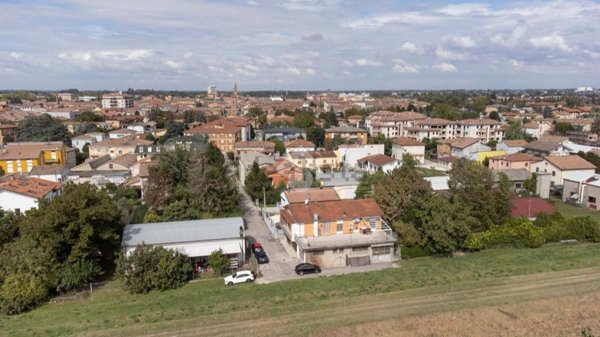 casa indipendente in vendita a Cento