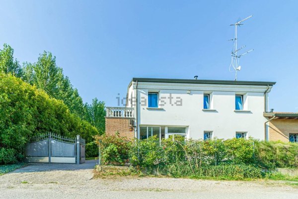 casa indipendente in vendita a Cento in zona Buonacompra