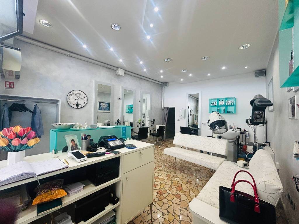 negozio in vendita a Cento