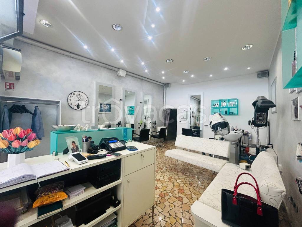 negozio in vendita a Cento