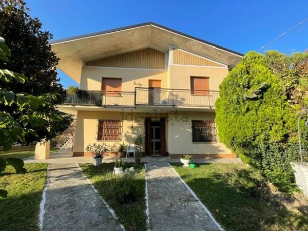 casa indipendente in vendita a Cento