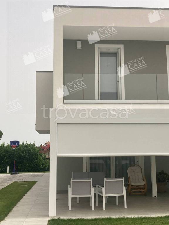 casa indipendente in vendita a Cento