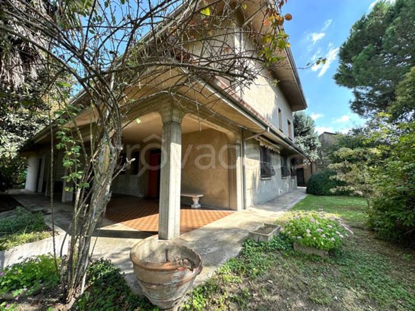 casa indipendente in vendita a Cento